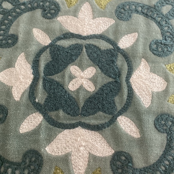 Pier 1 throw pillow - Picture 6 of 6